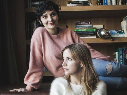 Las directoras de 'casting' Ana Sainz-Trápaga (a la izquierda) y Patricia Álvarez de Miranda, durante la entrevista, en un restaurante de Madrid.