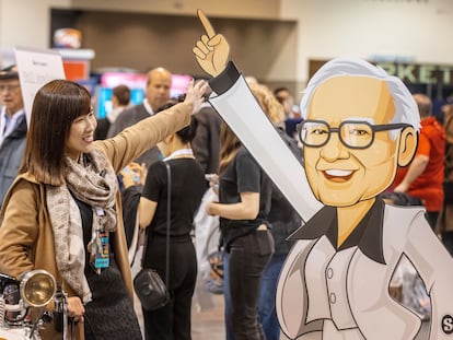 Una caricatura de Warren Buffett, en la feria que organiza Berkshire Hathaway con motivo de su junta de accionistas en Omaha (Nebraska).