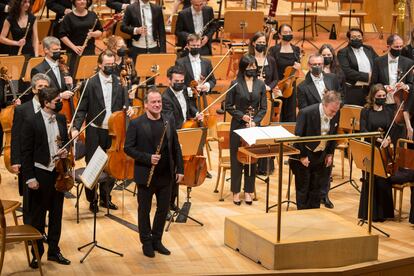 El flautista Emmanuel Pahud y el director de orquesta Jonathan Nott con la Orquesta de la Suisse Romande, el pasado miércoles en Zaragoza.