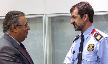 El ministro Juan Ignacio Zoido junto al Comisario de los Mossos d'Esquadra, Ferran López.