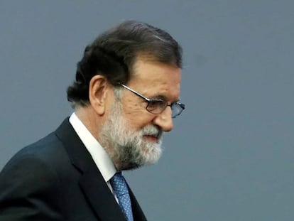 El presidente del Gobierno, Mariano Rajoy, durante la rueda de prensa ofrecida esta tarde en el Palacio de la Moncloa tras la declaración unilateral de independencia en el Parlament de Cataluña.