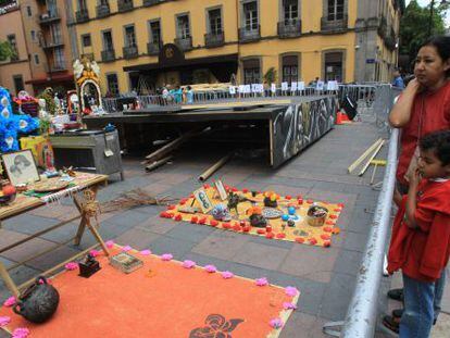 Una mujer y un niño observan uno de los escenarios de 'Spectre'.