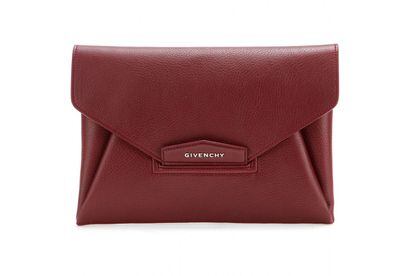 Sobre
	

	Es un bolso de mano o 'clutch' pero tiene una solapa a modo de cierre, de ahí su semejanza con un sobre. Un buen ejemplo es el modelo 'Antigona' de Givenchy.