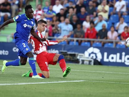 Morata remata ante Djené para marcar el su segundo gol en el Getafe-Atlético disputado este lunes en el Coliseo Alfonso Pérez.