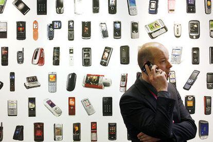 Un asistente a la feria de telefonía móvil de Barcelona, en 2008.