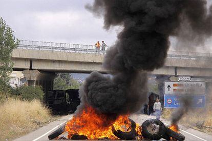 Barricada en una carretera de la localidad leonesa de La Magdalena, cortada por los mineros.