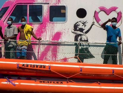 Migrantes rescatados en la cubierta del 'Louise Michel', el pasado jueves.