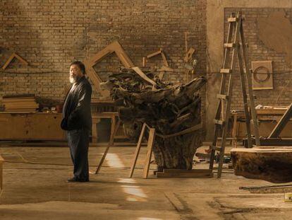 Imagen de Ai Weiwei en su estudio de Pekín expuesta en la retrospectiva dedicada al artista chino en la Royal Academy of Art, en Londres.