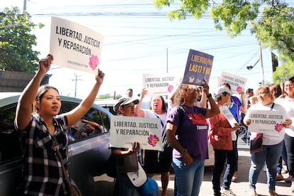 Integrantes de organizaciones civiles protestan a las afueras de la prisión femenina de Ilopango (El Salvador), en una imagen de archivo.