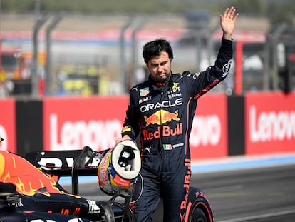 Checo Pérez saluda a los aficionados durante el Gran Premio de Francia.