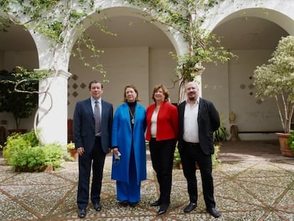 Alejandro Noguera Borel, Agnès Noguera Borel, Agnès Borel Lemonnier y Pablo Noguera Borel, en uno de los patios del Palacio de Malferit, sede del Museo del Soldadito de Plomo, tras la presentación de las actividades de Libertas 7 con motivo de su 75 aniversario.