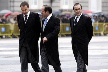 José Luis Rodríguez Zapatero se dirige al Palacio Real junto a los ministros José Bono y José Antonio Alonso.