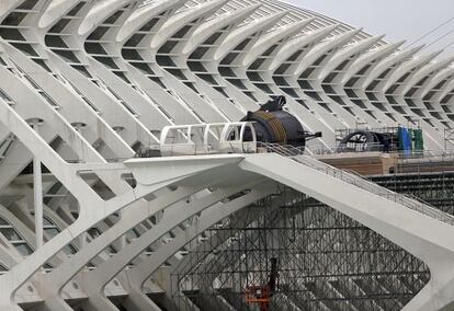 Una nave espacial simulada en el voladizo del Museu de les Ciències.