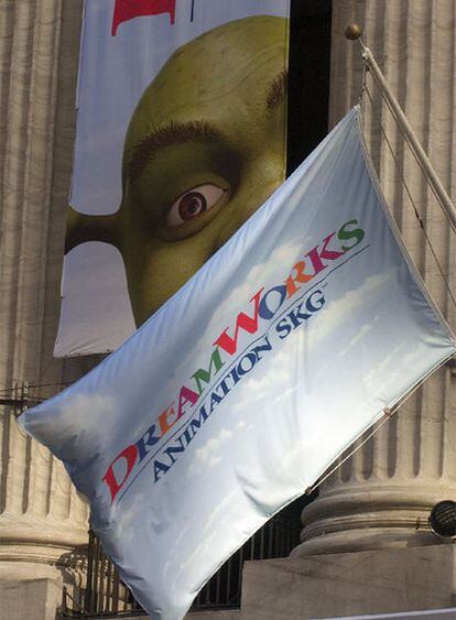 Banderas con publicidad de <i>Shrek</i> y DreamWorks.