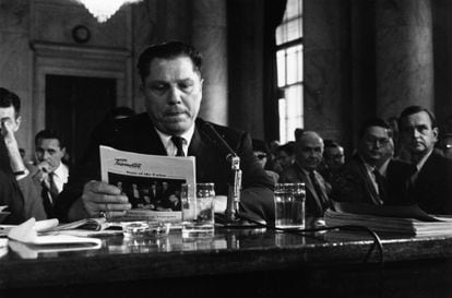 El líder sindical Jimmy Hoffa, en una audiencia en el Senado de Estados Unidos, en Washington, el 11 de agosto de 1958.
