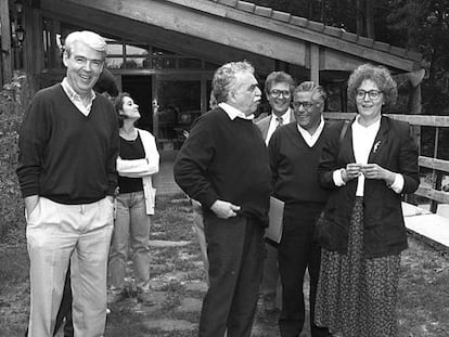 Miguel Ángel Bastenier (centro) junto a García Márquez, en 1995.