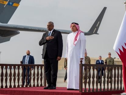 El secretario de Defensa de EE UU, Lloyd Austin, junto a su homólogo catarí, Khalid Bin Mohammad Al Attiyah, en Doha, el 19 de diciembre.