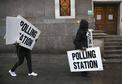 Un par de trabajadores se dirige a un colegio electoral, este jueves en Londres.
