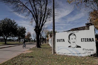 Una pintada recuerda a Eva Perón en Los Toldos, su pueblo natal en la provincia de Buenos Aires.