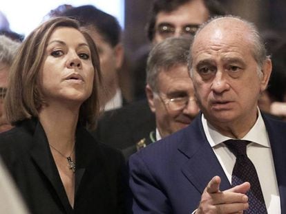La entonces secretaria general del PP, Dolores de Cospedal, junto al ministro del Interior, Jorge Fernández Díaz, en 2015.