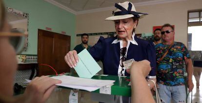 Una votante, en las elecciones autonómicas de Andalucía, este domingo. 