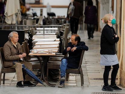 Dos clientes se toman una consumición en una terraza, este miércoles, en Ronda.