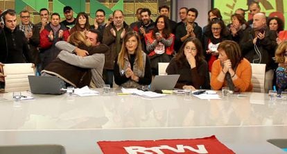 Los trabajadores de Canal 9 y las diputadas Mònica Oltra (Compromís) y Marga Sanz (EU) se emocionaron en directo al cortarse la emisión.