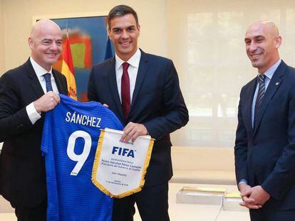 El presidente de la FIFA, Gianni Infantino; el presidente del Gobierno español, Pedro Sánchez; y el presidente de la Real Federación Española de Fútbol, Luis Rubiales, en una reunión mantenida en septiembre en La Moncloa.