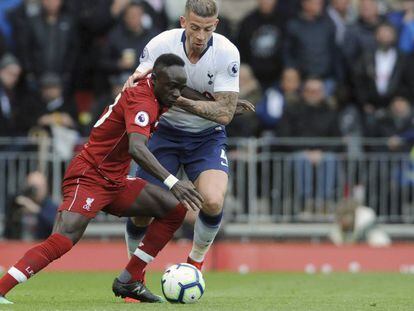 Sadio Mané controla el balón ante Alderweireld.