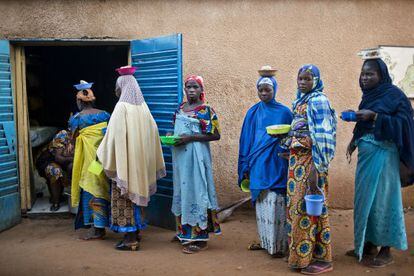 Cola en el hospital de Madaoua (Níger) donde un equipo de Médicos Sin Fronteras reparte alimentos a las madres con hijos ingresados.
