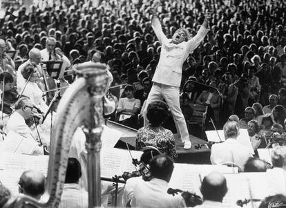Leonard Bernstein dirigiendo 'Resurrección', de Mahler, interpretada por la Boston Symphony en Tanglewood (Massachusetts) en 1970.