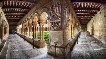Claustro del monasterio de Santo Domingo de Silos, a escasos 18 kilómetros de Covarrubias.