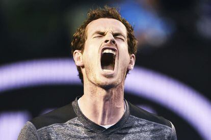 El tenista británico Andy Murray reacciona ante el australiano Bernard Tomic durante el partido de octavos de final que enfrentó a ambos en el Abierto de Australia celebrado en Melbourne.