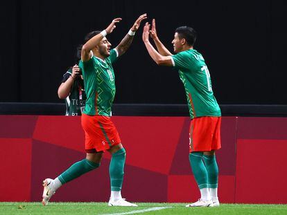 Alexis Vega celebra con Uriel Antuna el primer gol de México frente a Sudáfrica.