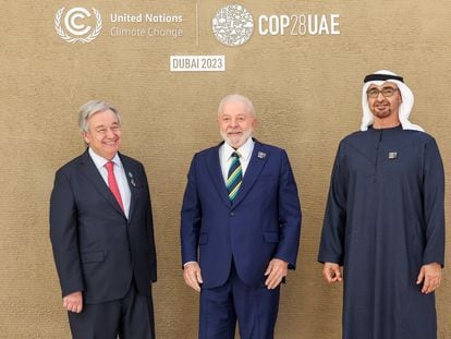 El presidente de Brasil Lula da Silva, entre el secretario general de la ONU, António Guterres, y el presidente de Emiratos, Mohamed bin Zayed Al Nahyan, el pasado 1 de diciembre en la COP28, en una imagen difundida por Naciones Unidas.