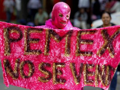 Un hombre protesta por la reforma, frente al Senado.