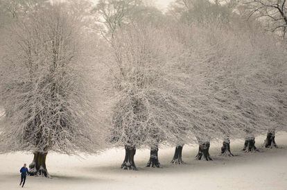 Un hombre hace 'footing' en el el parque de Lyme en Stockport, al noroeste de Inglaterra, donde ha caído una fuerte nevada