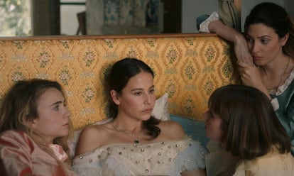 Desde la izquierda, Itziar Manero, Irene Escolar, Helena Ezquerro y Bárbara Lennie, en 'Las chicas están bien'.