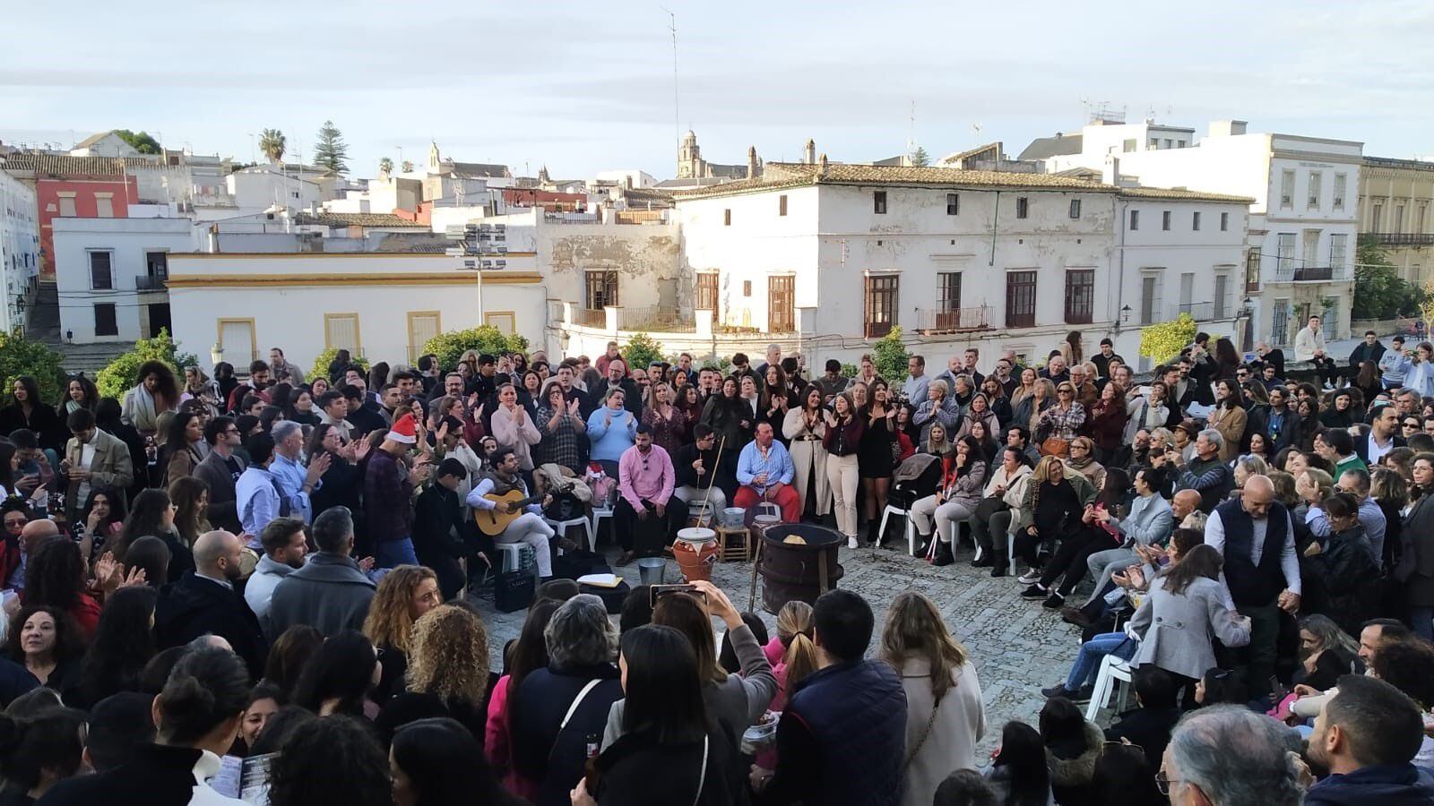 Celebración de una zambomba, el pasado 20 de diciembre, en una plaza de Jerez de la Frontera (Cádiz).  