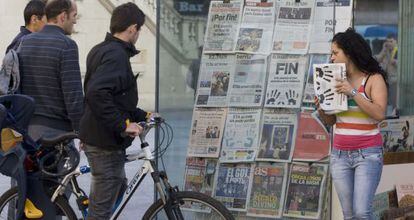 Quiosco de prensa en San Sebastián, con las portadas de la prensa que recogen el comunicado de ETA.