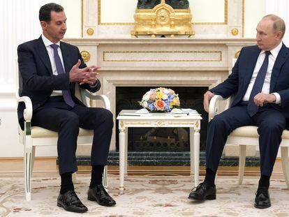El presidente ruso, Vladímir Putin, conversa con su homólogo sirio, Bachar el Asad en Moscú, el lunes.