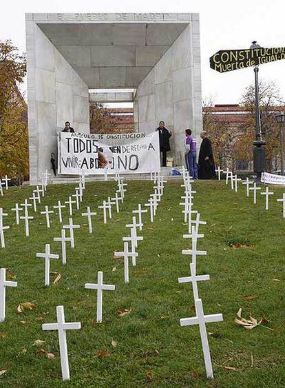 Un grupo de personas contrarias al aborto se concentraron frente al monumento a la Constitución.