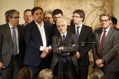 En la imagen el portavoz de PDECat, Francesc Homs, acompañado del vicepresidente de la Generalitat de Cataluña, Oriol Junqueras; el presidente catalán, Carles Puigdemont; el expresidente Artur Mas y el exjuez y senador Santiago Vidal entre otros.