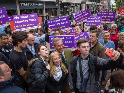 Nigel Farage, el l&iacute;der del UKIP y uno de los m&aacute;s fervientes partidarios del Brexit, con un grupo de seguidores el pasado d&iacute;a 14 en Bexleyheath.