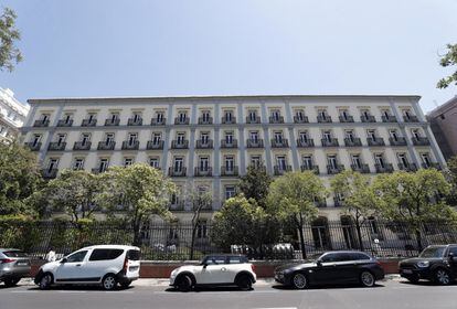 Pontegadea compró en 2007 a Banco Santander un lote de edificios por un total de 458 millones. Entre ellos estaba el ubicado en el número 24 del Paseo de la Castellana de en Madrid, una de las arteras preferidas por Amancio Ortega a la hora de invertir en inmobiliario. Este inmueble sigue acogiendo una de las oficinas del banco que preside Ana Botín.
