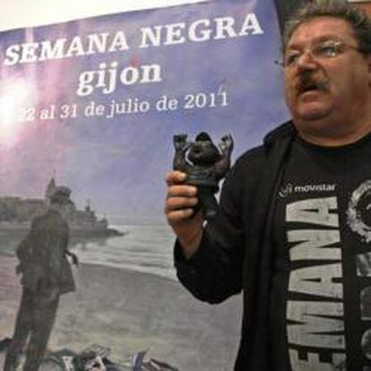 Paco Ignacio Taibo, director del festival, exhibe a "Rufo", la mascota de la XXIV edición.