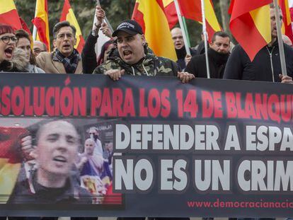 Manifestantes sujeta una pancarta que pide la absolución de los condenados