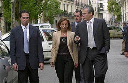 El fiscal Enrique Molina, ayer, con los jueces Teresa Palacios y Baltasar Garzón. PLANO ENTERO - ESCENA
