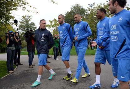 Robery, Menez, Benzema, Evra y Valbuena, antes del entrenamiento en Clairefontaine.