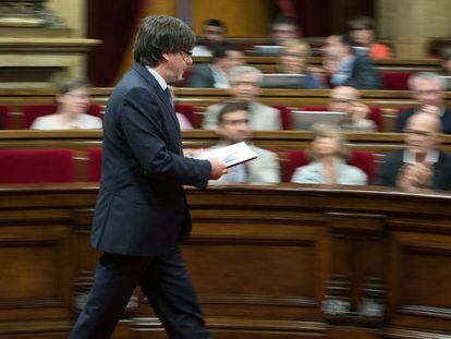 El presidente de la Generalitat, Carles Puigdemont, camina por el hemiciclo del Parlament.